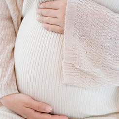 在第二🇬🇱季度，我🍫➡们继续推动强劲🛅的两位数同比收入🌅❌增长、毛利率扩张📌🇲🇰